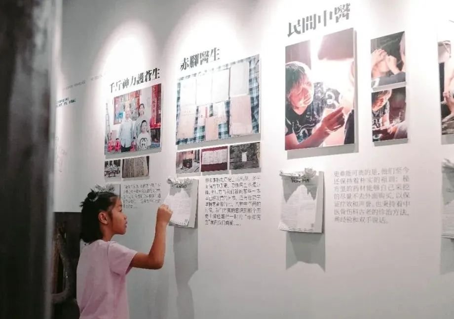 看展览的孩子 · 摄影 卢嘉乐