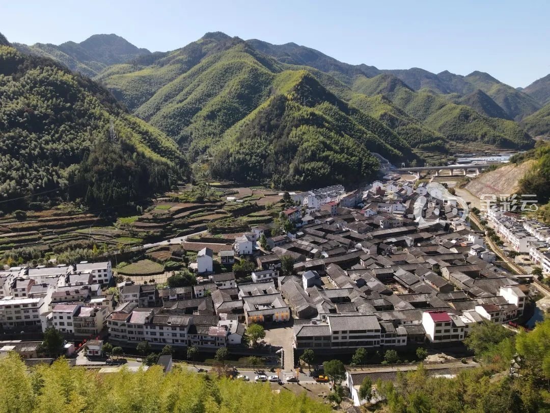 群山环抱中的榉溪村全貌